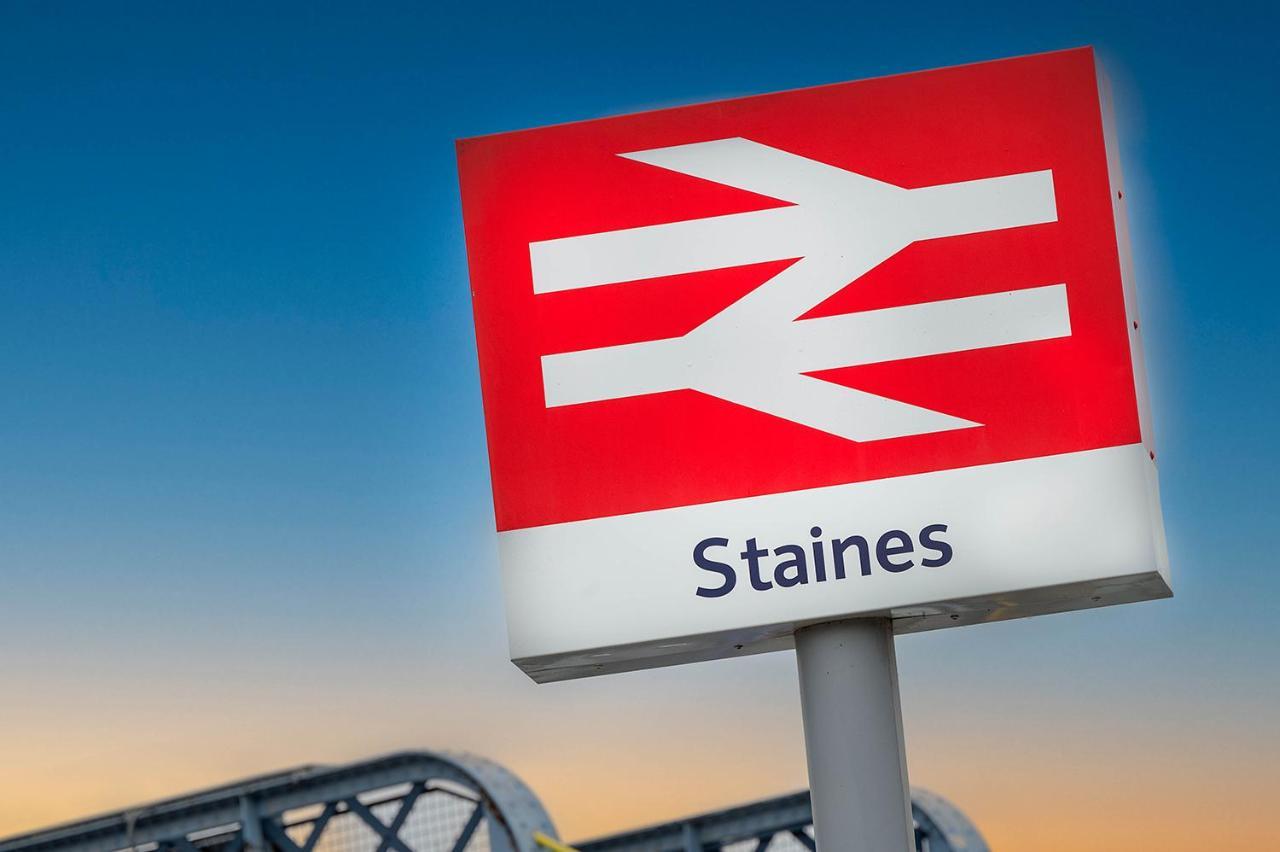 Train Station Serenity Staines-upon-Thames Exterior photo